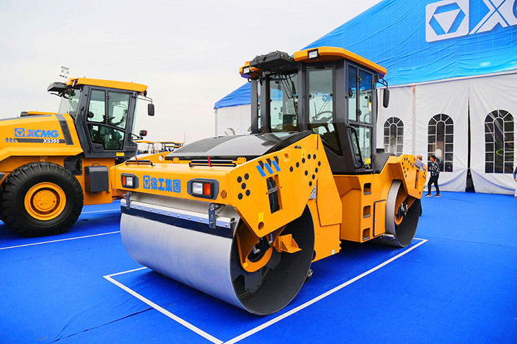 XCMG small asphalt compactor XD135S double drum road roller machine exhibited at Bauma China 2020